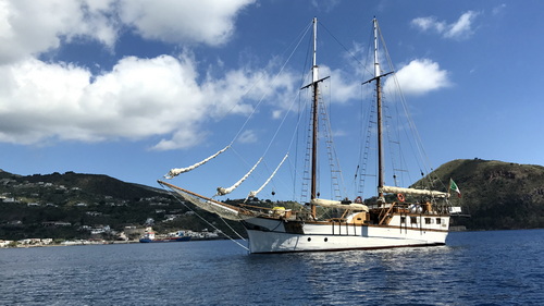 Voilier à moteur pour parcourir les îles éoliennes